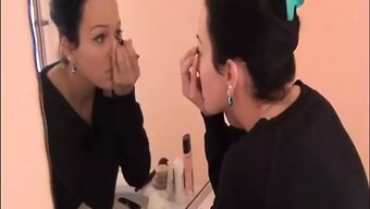 与二十岁的棕发女郎j...