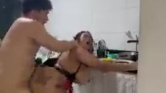 女仆喜欢和邻居来一场...