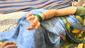 一个印度女孩和她的朋...