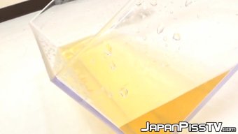近距离撒尿:坚硬而娇...