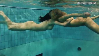 少女(18+)在游泳...