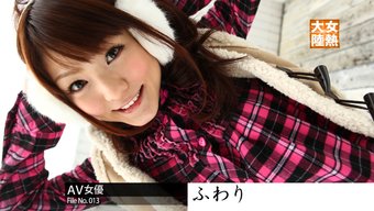 年轻的日本女孩用玩具...