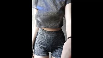胸部丰满的女孩炫耀她...