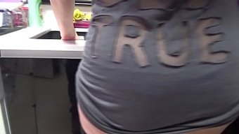 自制熟女:妻子在厨房里被操