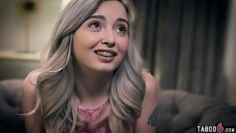 可爱的少女的继父生日惊喜