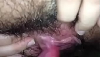 毛茸茸的宝贝吸吮着巨...