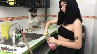 少女继妹和她娇小的身...