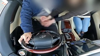 已婚女人在移动汽车里...