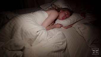 继妹在家里勾引继子。