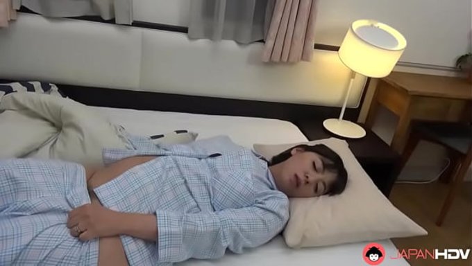 日本妹子在继母脱光衣服后直接开干,继母全裸被他抓包,场面淫乱到爆。