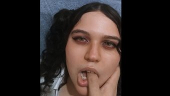 顺从的女学生被她的老...