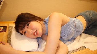 业余牛仔骑在女孩身上