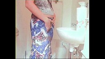 红发女孩在高清视频中自慰