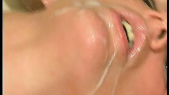 欧洲熟女妈妈在阴道里吃黄瓜