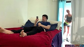 继父被兴奋的继母抓到...