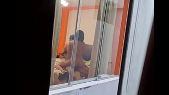 我在旅馆里偷窥朋友的性生活