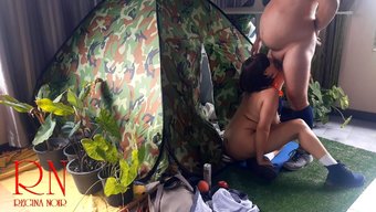 大学生在大自然中变得肮脏