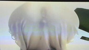 深色头发的女孩口交并...