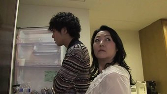 成熟的熟女用熟悉的鸡...