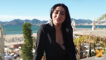 棕发美女迪迪·泽拉蒂...
