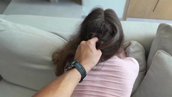 在公共健身房与健身爱...