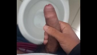 小鲜肉在健身房里撸着...