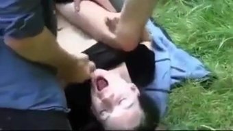 公共女孩在公园里被粗暴地操
