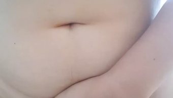 大胸部的拉丁女孩使用...