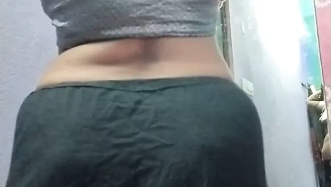 美丽的成熟女人穿着黑色纱布,从十几岁的男孩那里得到肛交
