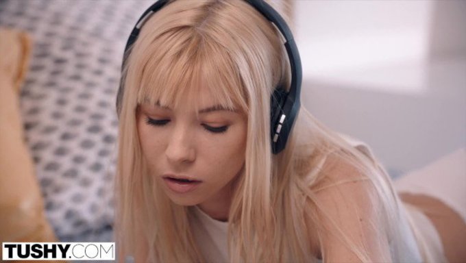 教授满足了tushy Babe的肛交欲望