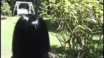 棕色美女被吸吮和操她...