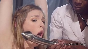 女同性恋护士轮流给对方口交