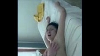 日本女孩在摄像机前被操
