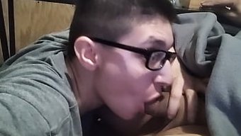 妻子的口交技巧和小巧...