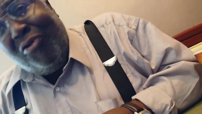 被一个老黑人的原始性欲所激起
