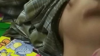 黑人美女在硬核动作中