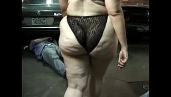 美丽的胖女人奶奶在车...