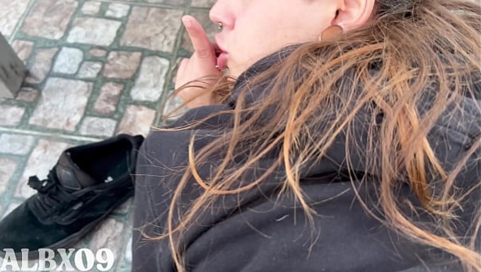 妹子想直接在露台上吸吮那男的鸡巴。谢谢哥们。