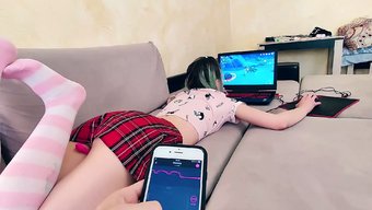 少女(18+)在玩游...