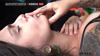 18+青少年在网络摄...