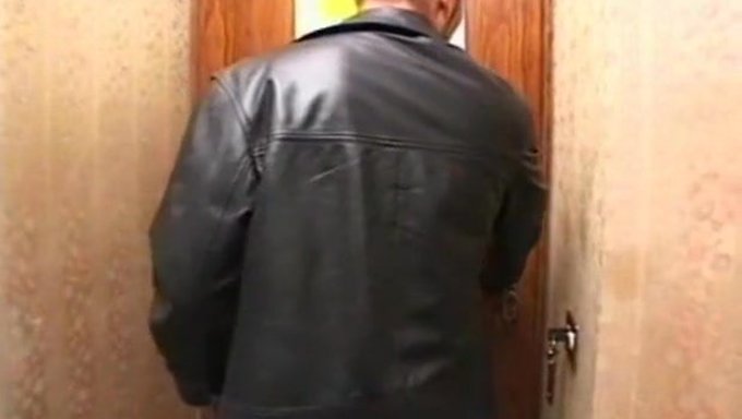 三个洞都被两个大鸡巴填满,狂野的三人行