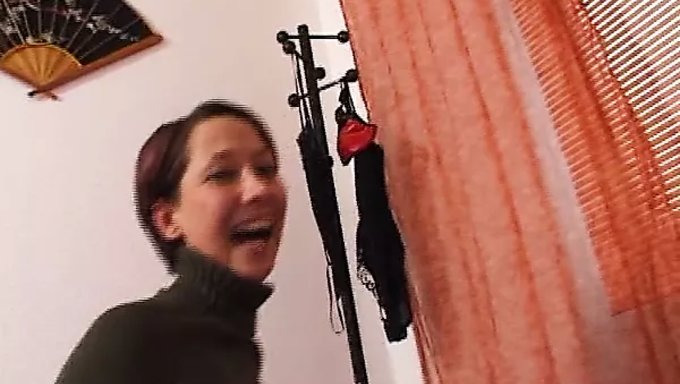 年轻的有色女人在镜头前通过自我愉悦探索她的性欲。