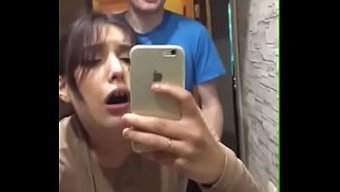 业余棕发女郎在摄像机...