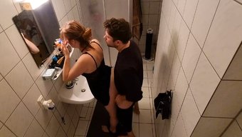 青少年(18+)在浴...