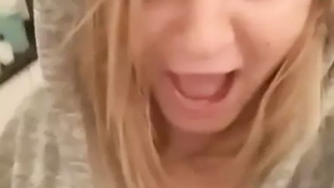 性感的送货员被淘气的货色男人干了