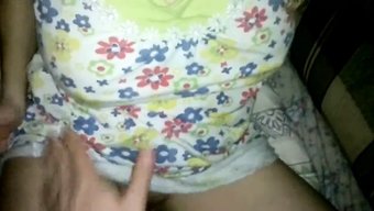胸部丰满的金发女郎在...
