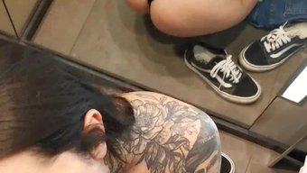熟女在公共场合被阴茎...