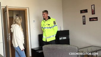 被一个兴奋的军官勾引
