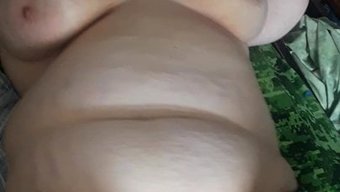 妻子被打屁股和骑乘作物羞辱