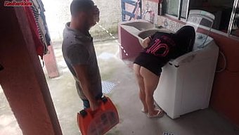 成熟的家庭主妇在丈夫...